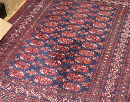 A Persian blue medallion rug 183 131cm